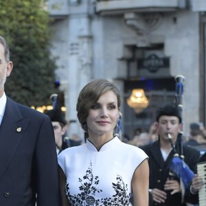 Le roi Felipe VI et la reine Letizia d'Espagne ont assisté, le 20 octobre 2017 au Théâtre Campoamor à Oviedo et en compagnie de la reine Sofia, à la cérémonie de remise des Prix Princesse des Asturies.