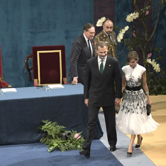 Le roi Felipe VI et la reine Letizia d'Espagne ont assisté, le 20 octobre 2017 au Théâtre Campoamor à Oviedo et en compagnie de la reine Sofia, à la cérémonie de remise des Prix Princesse des Asturies.