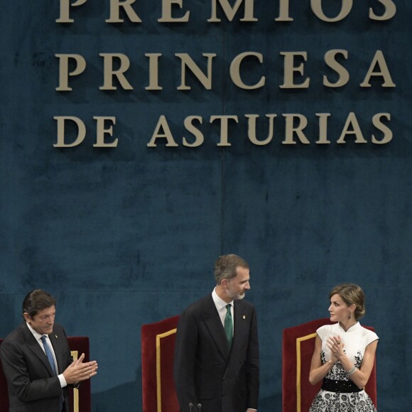 Le roi Felipe VI et la reine Letizia d'Espagne ont assisté, le 20 octobre 2017 au Théâtre Campoamor à Oviedo et en compagnie de la reine Sofia, à la cérémonie de remise des Prix Princesse des Asturies.