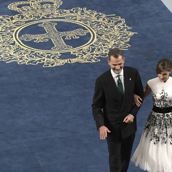 Le roi Felipe VI et la reine Letizia d'Espagne ont assisté, le 20 octobre 2017 au Théâtre Campoamor à Oviedo et en compagnie de la reine Sofia, à la cérémonie de remise des Prix Princesse des Asturies.