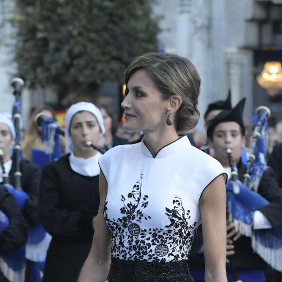 Le roi Felipe VI et la reine Letizia d'Espagne ont assisté, le 20 octobre 2017 au Théâtre Campoamor à Oviedo et en compagnie de la reine Sofia, à la cérémonie de remise des Prix Princesse des Asturies.