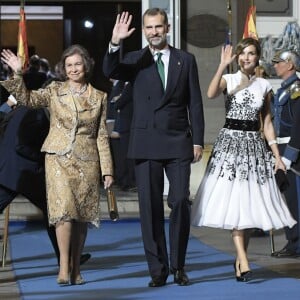 Le roi Felipe VI et la reine Letizia d'Espagne ont assisté, le 20 octobre 2017 au Théâtre Campoamor à Oviedo et en compagnie de la reine Sofia, à la cérémonie de remise des Prix Princesse des Asturies.