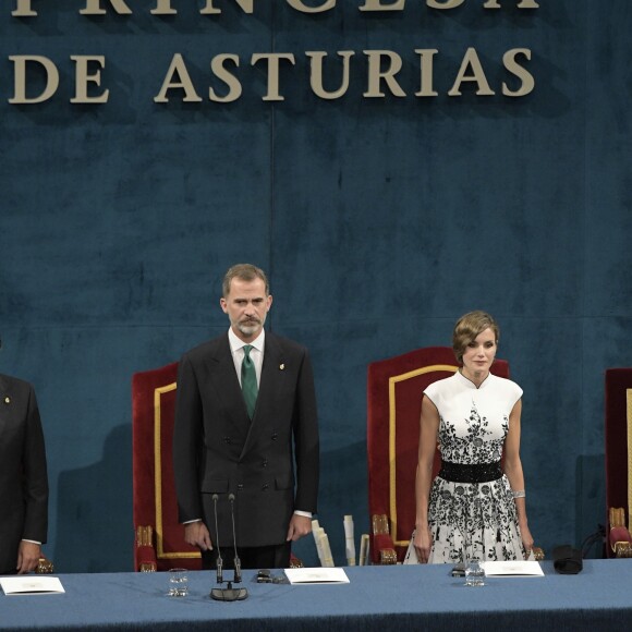 Le roi Felipe VI et la reine Letizia d'Espagne ont assisté, le 20 octobre 2017 au Théâtre Campoamor à Oviedo et en compagnie de la reine Sofia, à la cérémonie de remise des Prix Princesse des Asturies.
