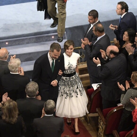 Le roi Felipe VI et la reine Letizia d'Espagne ont assisté, le 20 octobre 2017 au Théâtre Campoamor à Oviedo et en compagnie de la reine Sofia, à la cérémonie de remise des Prix Princesse des Asturies.