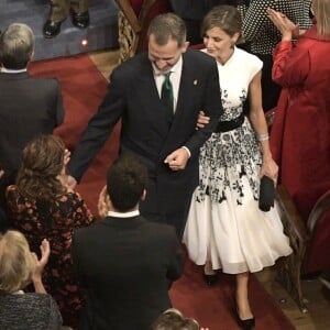 Le roi Felipe VI et la reine Letizia d'Espagne ont assisté, le 20 octobre 2017 au Théâtre Campoamor à Oviedo et en compagnie de la reine Sofia, à la cérémonie de remise des Prix Princesse des Asturies.