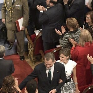 Le roi Felipe VI et la reine Letizia d'Espagne ont assisté, le 20 octobre 2017 au Théâtre Campoamor à Oviedo et en compagnie de la reine Sofia, à la cérémonie de remise des Prix Princesse des Asturies.