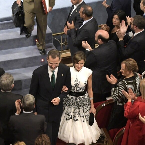 Le roi Felipe VI et la reine Letizia d'Espagne ont assisté, le 20 octobre 2017 au Théâtre Campoamor à Oviedo et en compagnie de la reine Sofia, à la cérémonie de remise des Prix Princesse des Asturies.