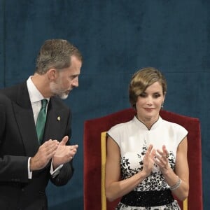 Le roi Felipe VI et la reine Letizia d'Espagne ont assisté, le 20 octobre 2017 au Théâtre Campoamor à Oviedo et en compagnie de la reine Sofia, à la cérémonie de remise des Prix Princesse des Asturies.