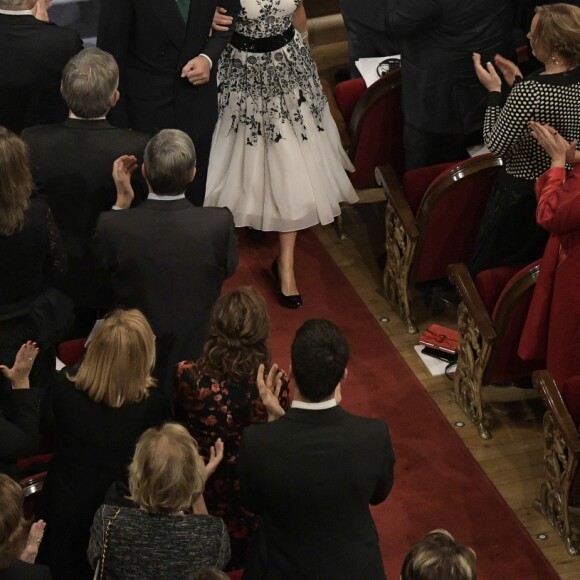Le roi Felipe VI et la reine Letizia d'Espagne ont assisté, le 20 octobre 2017 au Théâtre Campoamor à Oviedo et en compagnie de la reine Sofia, à la cérémonie de remise des Prix Princesse des Asturies.