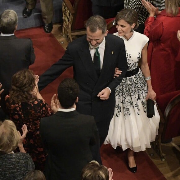 Le roi Felipe VI et la reine Letizia d'Espagne ont assisté, le 20 octobre 2017 au Théâtre Campoamor à Oviedo et en compagnie de la reine Sofia, à la cérémonie de remise des Prix Princesse des Asturies.