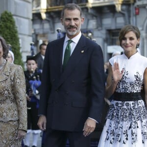 Le roi Felipe VI et la reine Letizia d'Espagne ont assisté, le 20 octobre 2017 au Théâtre Campoamor à Oviedo et en compagnie de la reine Sofia, à la cérémonie de remise des Prix Princesse des Asturies.