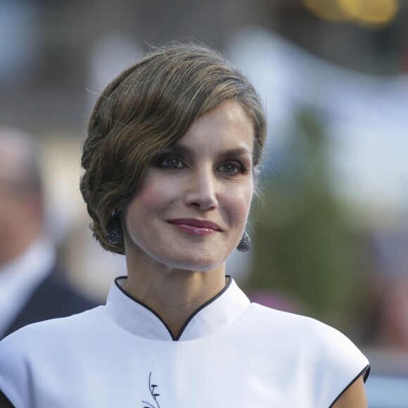 Le roi Felipe VI et la reine Letizia d'Espagne ont assisté, le 20 octobre 2017 au Théâtre Campoamor à Oviedo et en compagnie de la reine Sofia, à la cérémonie de remise des Prix Princesse des Asturies.