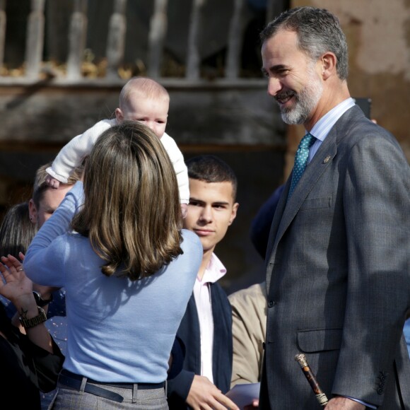 Le roi Felipe VI et la reine Letizia visitent Poreñu, désigné "Village exemplaire des Asturies 2017", le 21 octobre 2017.