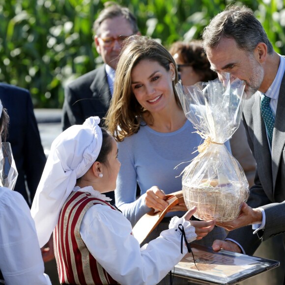 Le roi Felipe VI et la reine Letizia visitent Poreñu, désigné "Village exemplaire des Asturies 2017", le 21 octobre 2017.