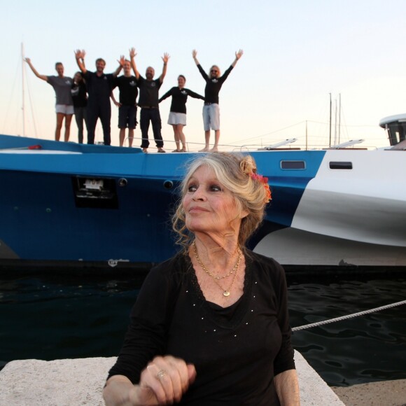 Exclusif - Brigitte Bardot posant avec l'équipage de Brigitte Bardot Sea Shepherd au port de Saint-Tropez, le 26 septembre 2014.