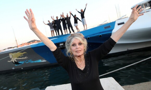 Exclusif - Brigitte Bardot posant avec l'équipage de Brigitte Bardot Sea Shepherd au port de Saint-Tropez, le 26 septembre 2014.