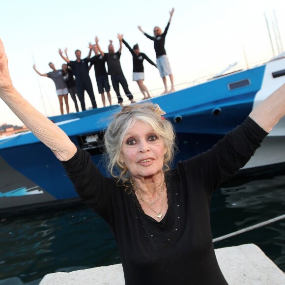 Exclusif - Brigitte Bardot posant avec l'équipage de Brigitte Bardot Sea Shepherd au port de Saint-Tropez, le 26 septembre 2014.