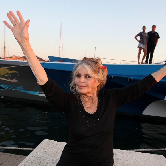 Exclusif - Brigitte Bardot posant avec l'équipage de Brigitte Bardot Sea Shepherd au port de Saint-Tropez, le 26 septembre 2014.