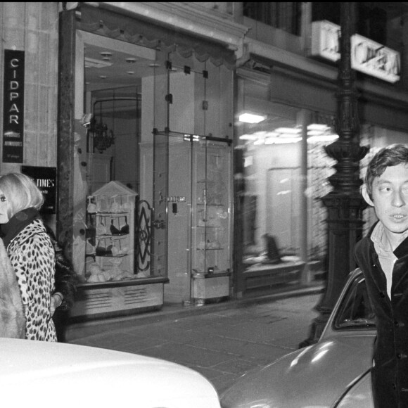 Brigitte Bardot et Serge Gainsbourg dans Paris à la fin des années 1960.