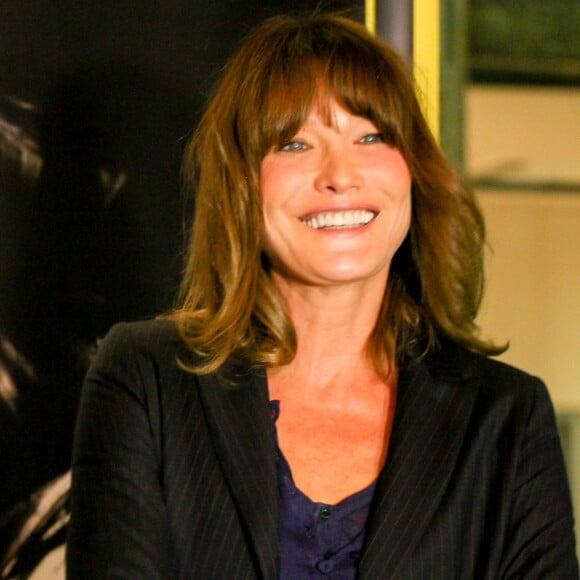 Carla Bruni-Sarkozy lors d'un photocall dans le cadre de sa tournée "French Touch" au théâtre Pallas à Athènes, Grèce, le 22 octobre 2017. © Aristidis Vafeiadakis/Zuma Press/Bestimage