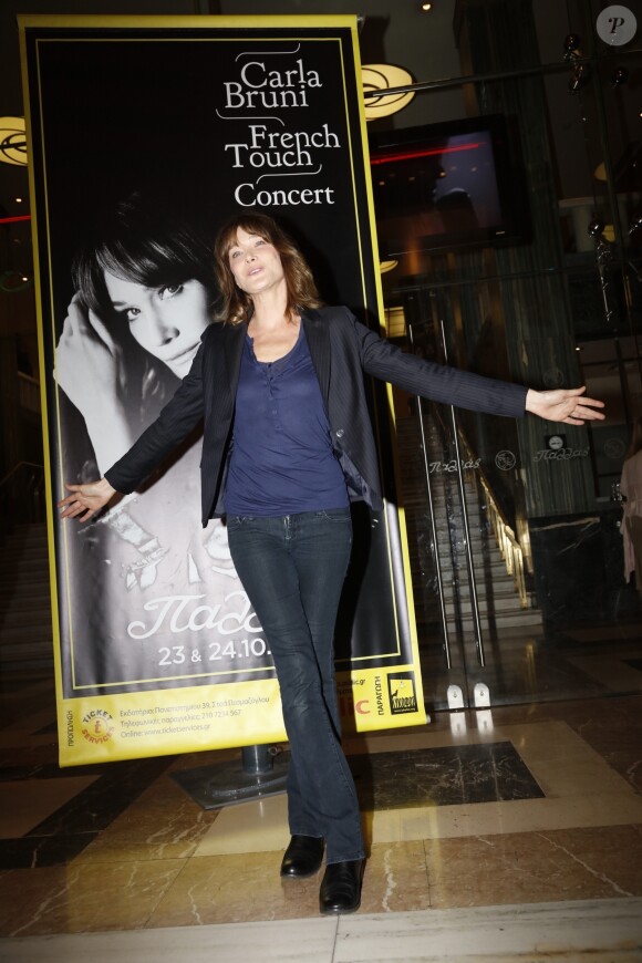 Carla Bruni-Sarkozy lors d'un photocall dans le cadre de sa tournée "French Touch" au théâtre Pallas à Athènes, Grèce, le 22 octobre 2017.