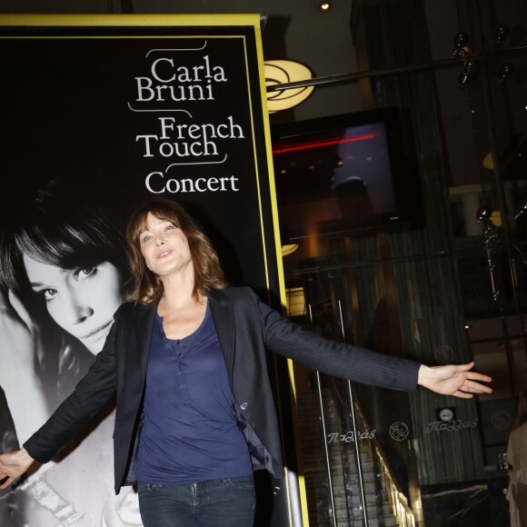 Carla Bruni-Sarkozy lors d'un photocall dans le cadre de sa tournée "French Touch" au théâtre Pallas à Athènes, Grèce, le 22 octobre 2017.