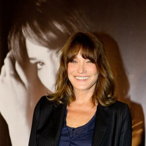 Carla Bruni-Sarkozy lors d'un photocall dans le cadre de sa tournée "French Touch" au théâtre Pallas à Athènes, Grèce, le 22 octobre 2017. © Aristidis Vafeiadakis/Zuma Press/Bestimage