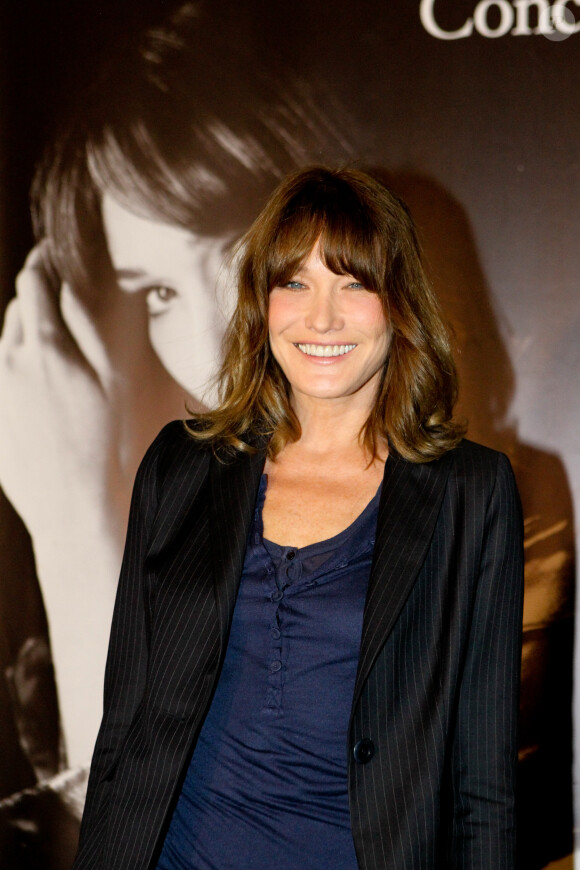 Carla Bruni-Sarkozy lors d'un photocall dans le cadre de sa tournée "French Touch" au théâtre Pallas à Athènes, Grèce, le 22 octobre 2017. © Aristidis Vafeiadakis/Zuma Press/Bestimage