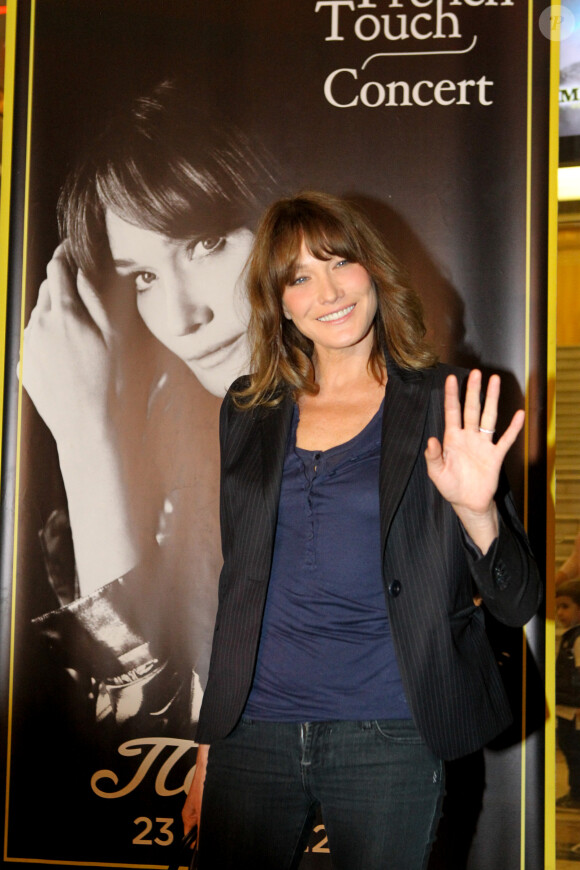 Carla Bruni-Sarkozy lors d'un photocall dans le cadre de sa tournée "French Touch" au théâtre Pallas à Athènes, Grèce, le 22 octobre 2017. © Aristidis Vafeiadakis/Zuma Press/Bestimage