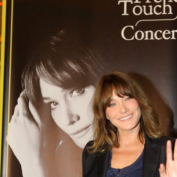 Carla Bruni-Sarkozy lors d'un photocall dans le cadre de sa tournée "French Touch" au théâtre Pallas à Athènes, Grèce, le 22 octobre 2017. © Aristidis Vafeiadakis/Zuma Press/Bestimage