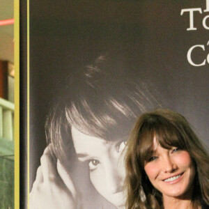 Carla Bruni-Sarkozy lors d'un photocall dans le cadre de sa tournée "French Touch" au théâtre Pallas à Athènes, Grèce, le 22 octobre 2017. © Aristidis Vafeiadakis/Zuma Press/Bestimage