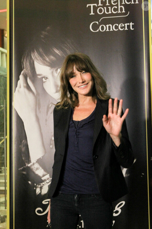 Carla Bruni-Sarkozy lors d'un photocall dans le cadre de sa tournée "French Touch" au théâtre Pallas à Athènes, Grèce, le 22 octobre 2017. © Aristidis Vafeiadakis/Zuma Press/Bestimage