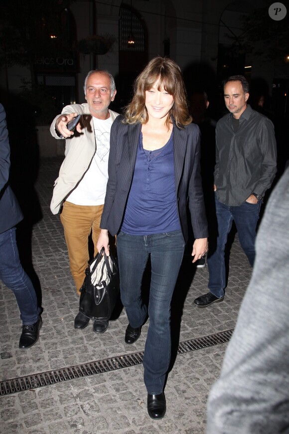Carla Bruni-Sarkozy lors d'un photocall dans le cadre de sa tournée "French Touch" au théâtre Pallas à Athènes, Grèce, le 22 octobre 2017.