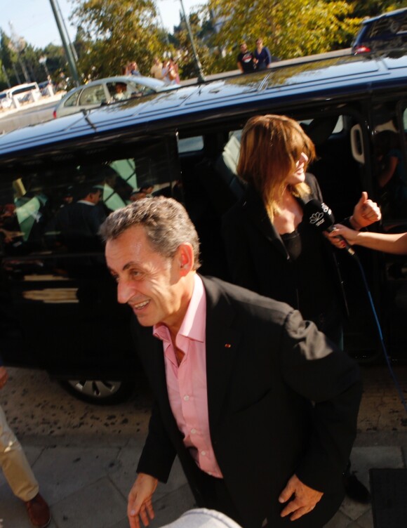 Carla Bruni et Nicolas Sarkozy arrivent à leur hôtel à Athènes en Grèce le 22 octobre 2017. Carla Bruni sera en concert les 23 et 24 octobre 2017 au théâtre Pallas dans le cadre de sa tournée "French Touch".