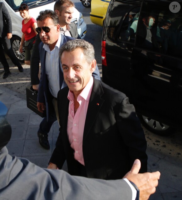 Carla Bruni et Nicolas Sarkozy arrivent à leur hôtel à Athènes en Grèce le 22 octobre 2017. Carla Bruni sera en concert les 23 et 24 octobre 2017 au théâtre Pallas dans le cadre de sa tournée "French Touch".