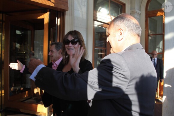 Carla Bruni et Nicolas Sarkozy arrivent à leur hôtel à Athènes en Grèce le 22 octobre 2017. Carla Bruni sera en concert les 23 et 24 octobre 2017 au théâtre Pallas dans le cadre de sa tournée "French Touch".