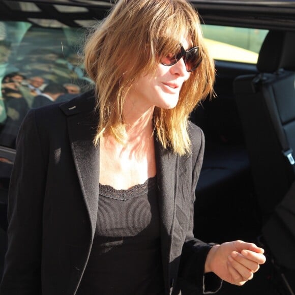 Carla Bruni et Nicolas Sarkozy arrivent à leur hôtel à Athènes en Grèce le 22 octobre 2017. Carla Bruni sera en concert les 23 et 24 octobre 2017 au théâtre Pallas dans le cadre de sa tournée "French Touch".