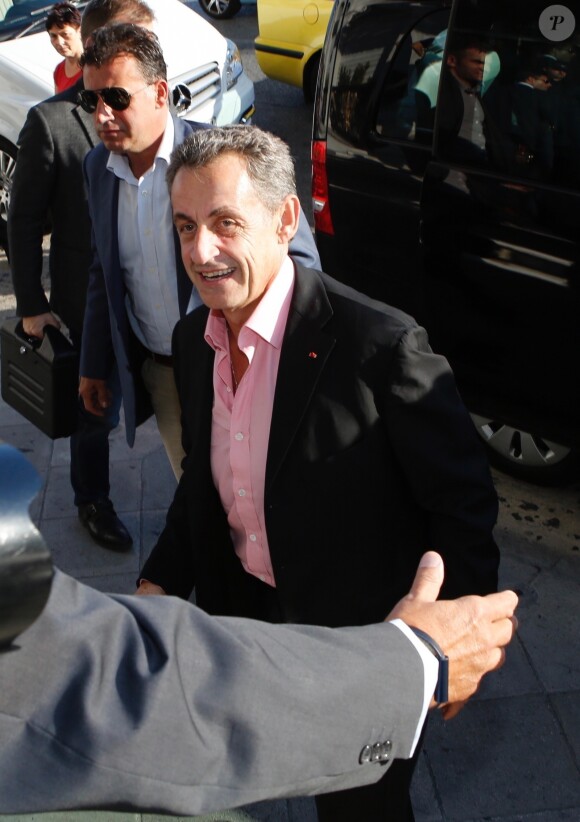 Carla Bruni et Nicolas Sarkozy arrivent à leur hôtel à Athènes en Grèce le 22 octobre 2017. Carla Bruni sera en concert les 23 et 24 octobre 2017 au théâtre Pallas dans le cadre de sa tournée "French Touch".