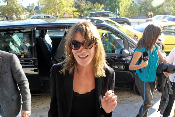 Carla Bruni et Nicolas Sarkozy arrivent à leur hôtel à Athènes, Grèce le 22 octobre 2017. Carla Bruni sera en concert les 23 et 24 octobre 2017 au théâtre Pallas dans le cadre de sa tournée "French Touch".