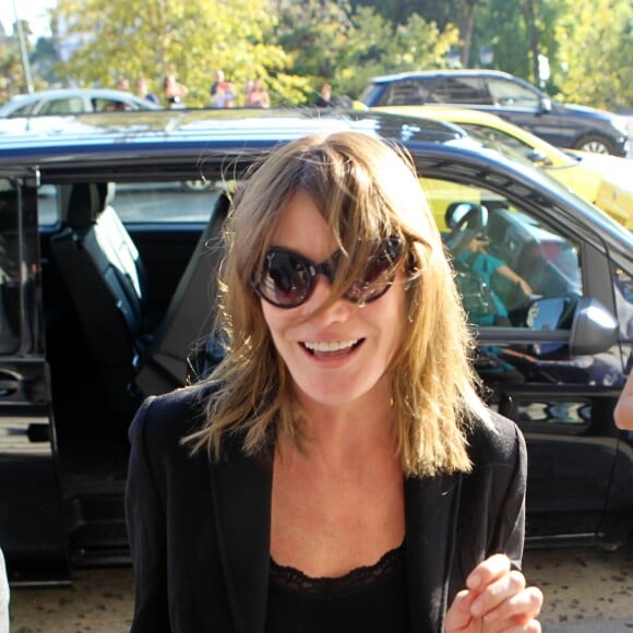 Carla Bruni et Nicolas Sarkozy arrivent à leur hôtel à Athènes, Grèce le 22 octobre 2017. Carla Bruni sera en concert les 23 et 24 octobre 2017 au théâtre Pallas dans le cadre de sa tournée "French Touch".