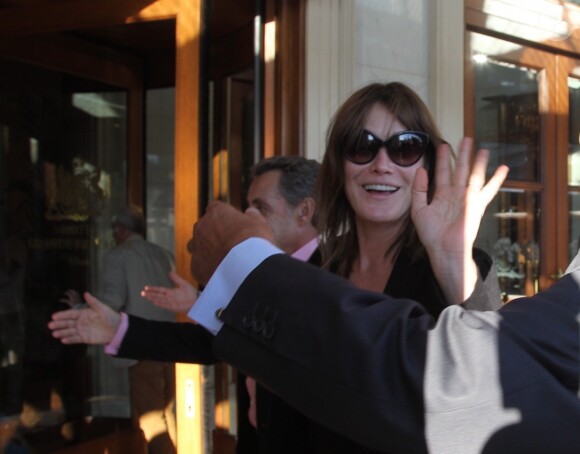 Carla Bruni et Nicolas Sarkozy arrivent à leur hôtel à Athènes en Grèce le 22 octobre 2017. Carla Bruni sera en concert les 23 et 24 octobre 2017 au théâtre Pallas dans le cadre de sa tournée "French Touch".