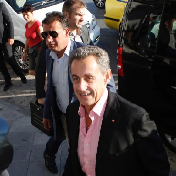 Carla Bruni et Nicolas Sarkozy arrivent à leur hôtel à Athènes en Grèce le 22 octobre 2017. Carla Bruni sera en concert les 23 et 24 octobre 2017 au théâtre Pallas dans le cadre de sa tournée "French Touch".