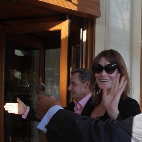 Carla Bruni et Nicolas Sarkozy arrivent à leur hôtel à Athènes en Grèce le 22 octobre 2017. Carla Bruni sera en concert les 23 et 24 octobre 2017 au théâtre Pallas dans le cadre de sa tournée "French Touch".