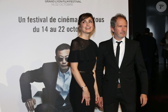 Julie Gayet et Christopher Thompson lors du photocall de la soirée de remise de prix au Festival Lumière à Lyon le 20 octobre 2017.
