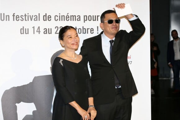 Wong Kar-wai et sa femme Ye-cheng Chan lors du photocall de la soirée de remise de prix au Festival Lumière à Lyon le 20 octobre 2017.