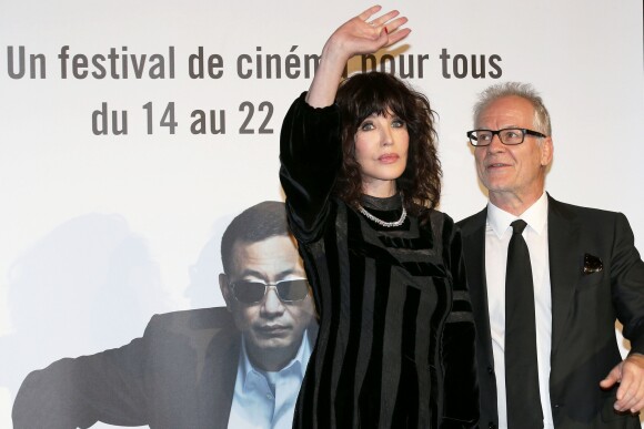Isabelle Adjani et Thierry Frémaux lors du photocall de la soirée de remise de prix au Festival Lumière à Lyon le 20 octobre 2017.