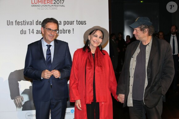 Anna Karina et son mari Dennis Berry lors du photocall de la soirée de remise de prix au Festival Lumière à Lyon le 20 octobre 2017.
