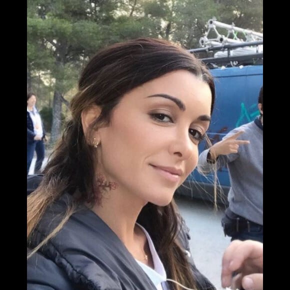 Jenifer sur le tournage du téléfilm "Traqués" de TF1, avec un faux tatouage, sur Instagram le 20 octobre 2017.