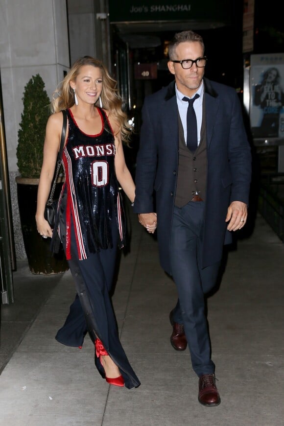Blake lively et son mari Ryan Reynolds sortent main dans la main de la projection du film 'All I See is You' à New York, le 16 octobre 2017