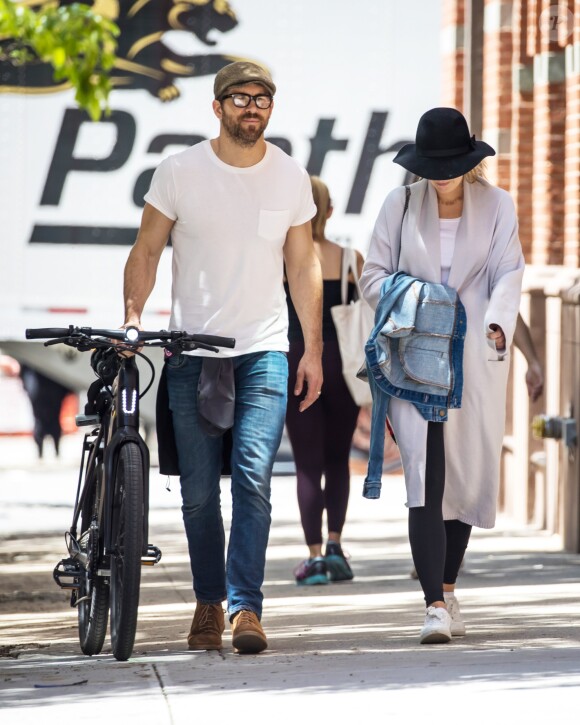 Exclusif - Blake Lively et son mari Ryan Reynolds se baladent en amoureux dans les rues de New York, le 18 mai 2017